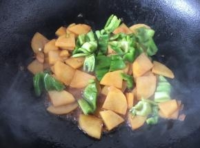 放入辣子，翻炒均匀，土豆和辣子炒熟。