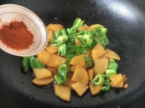 放入辣椒粉。