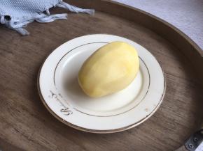 土豆用刮皮刀刮去皮。