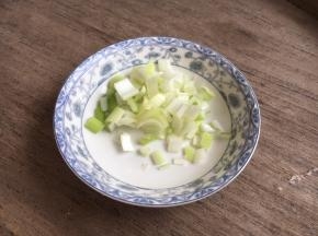 葱切成葱花。