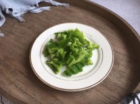 辣子切成小块。