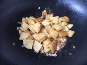 放入1勺酱油和2勺清水，翻炒均匀，煸炒片刻，土豆炒至7成熟。