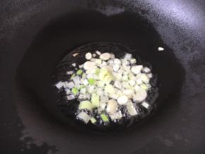 热锅凉油，放入蒜片和葱花炒出香味。