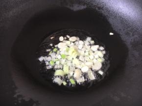 热锅凉油，放入蒜片和葱花炒出香味。