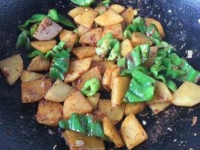 煸炒均匀，加入少许的盐调味即可。