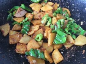 煸炒均匀，加入少许的盐调味即可。