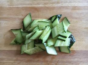黄瓜洗净，切成象眼片。
先斜刀切成2厘米的段，放平后直刀切成菱形片。
小帖士：撒上一小捏的盐，抓匀，腌制1分钟，然后用清水冲洗干净，沥干水分备用。这样腌制后炒好的黄瓜很脆爽，不软塌。