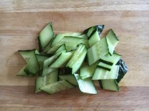 黄瓜洗净，切成象眼片。
先斜刀切成2厘米的段，放平后直刀切成菱形片。
小帖士：撒上一小捏的盐，抓匀，腌制1分钟，然后用清水冲洗干净，沥干水分备用。这样腌制后炒好的黄瓜很脆爽，不软塌。