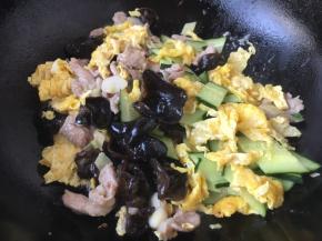 放入鸡蛋和黄瓜，迅速翻炒片刻。