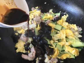 倒入提前准备好的碗汁，翻炒均匀。