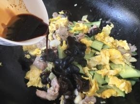 倒入提前准备好的碗汁，翻炒均匀。