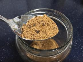 将罐头瓶子清洗干净，放在蒸箱（蒸锅）蒸15分钟，消毒杀菌，待罐头瓶子自然晾凉，放入5勺的红糖。