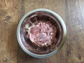 将猪肉片放在一个容器里，放入少许的盐、白胡椒粉、料酒、淀粉，搅拌均匀，腌制10分钟备用。