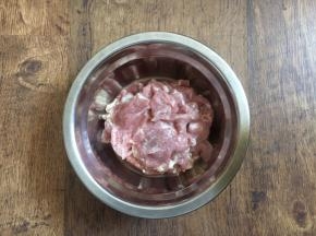 将猪肉片放在一个容器里，放入少许的盐、白胡椒粉、料酒、淀粉，搅拌均匀，腌制10分钟备用。