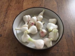 将水份晾干，放入盘子中备用。