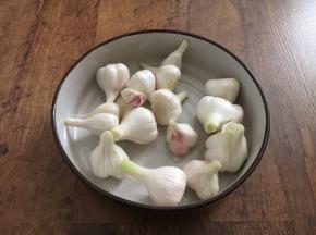 将水份晾干，放入盘子中备用。