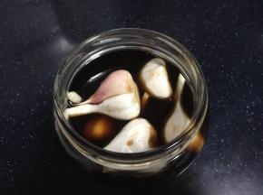 倒入没过蒜头的醋，将罐头盖儿盖上，拧紧，放入阴凉通风的地方，大约需要腌制2周左右即可食用。