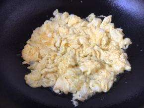 鸡蛋打撒，用五、六成的热油炒熟，盛出备用。