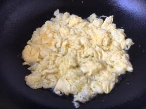 鸡蛋打撒，用五、六成的热油炒熟，盛出备用。