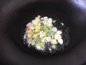 热锅凉油，煸香葱花和姜片、蒜片。