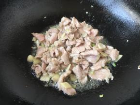 放入肉片煸炒至颜色发白。