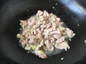 放入肉片煸炒至颜色发白。