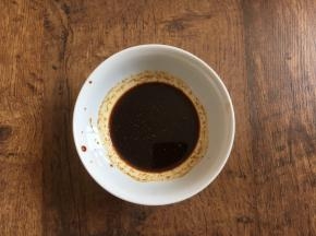 准备好碗汁：放入少许白胡椒粉、1勺的料酒、1勺的酱油、1小勺的醋、1小勺的淀粉、少许的盐、少许的糖、2勺的清水，搅拌均匀备用。