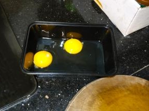 鸡蛋二只放入盆里