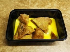 鸡蛋打散，把粽子放进去两边粘上蛋液
