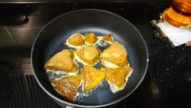 锅里烧热加油，把裹了蛋液的粽子放入油锅里

