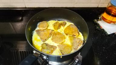 多余的蛋液倒入锅里煎熟