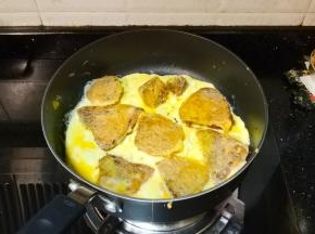 多余的蛋液倒入锅里煎熟