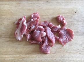 将猪肉切成肉片。