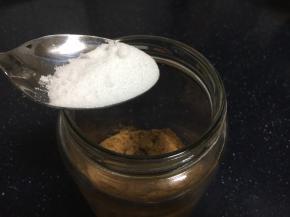 放入半勺的盐。