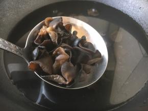 木耳提前用凉水泡发好，好后用开水焯水，焯烫1分钟，捞出后过凉水，沥干水分备用。