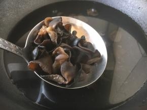木耳提前用凉水泡发好，好后用开水焯水，焯烫1分钟，捞出后过凉水，沥干水分备用。