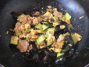 淋入1小勺的香油（花椒油）即可。