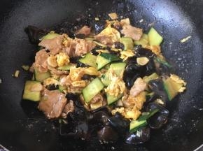 淋入1小勺的香油（花椒油）即可。