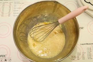 全蛋和细砂糖一起放入干净的打蛋盆内，手动打蛋器搅拌均匀