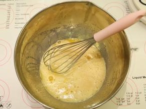 全蛋和细砂糖一起放入干净的打蛋盆内，手动打蛋器搅拌均匀