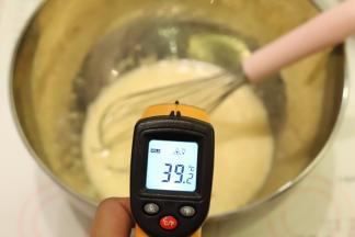隔水加热至蛋液40度后离火，一边加热一边搅拌