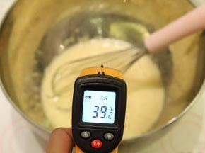 隔水加热至蛋液40度后离火，一边加热一边搅拌