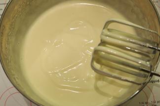 加入水饴，电动打蛋器高速打发蛋液，滴落的蛋液呈现“8”字不易消失，转低俗整理气泡，大概1分钟