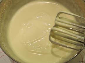 加入水饴，电动打蛋器高速打发蛋液，滴落的蛋液呈现“8”字不易消失，转低俗整理气泡，大概1分钟