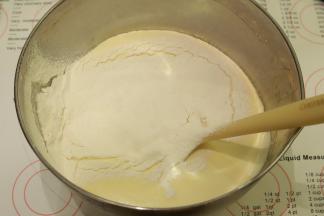 筛入低筋面粉，上下翻拌至无干粉