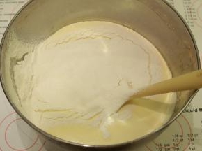 筛入低筋面粉，上下翻拌至无干粉