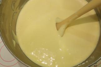 牛奶黄油隔水融化，隔刮刀倒入黄油牛奶混合物，同样翻拌的手法混合蛋糕糊，面糊呈现细腻光滑的丝绸状