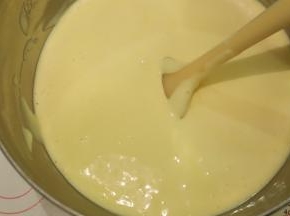 牛奶黄油隔水融化，隔刮刀倒入黄油牛奶混合物，同样翻拌的手法混合蛋糕糊，面糊呈现细腻光滑的丝绸状