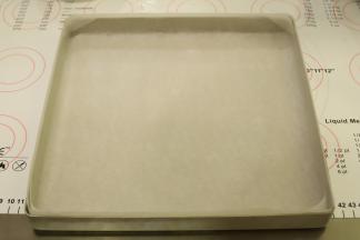 烤盘内放入学厨的烤盘专用油纸