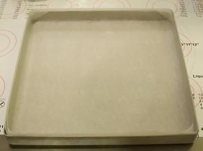 烤盘内放入学厨的烤盘专用油纸